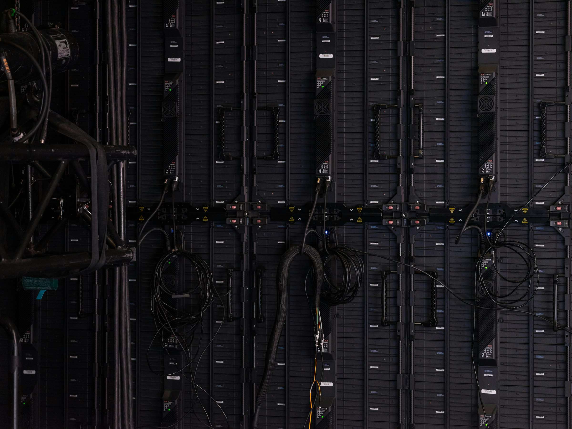 Voorbeeldfoto: de achterkant van een videowand met netjes weggewerkte data- en stroomkabels.